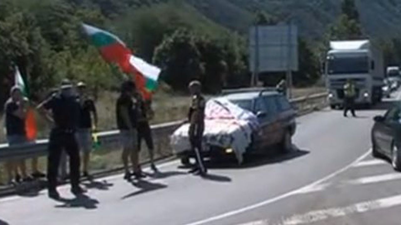 protesters_block_e79_road_to_greece_604x272_86951500