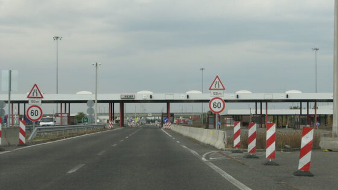 hungary_rajka_border_crossing_10969600