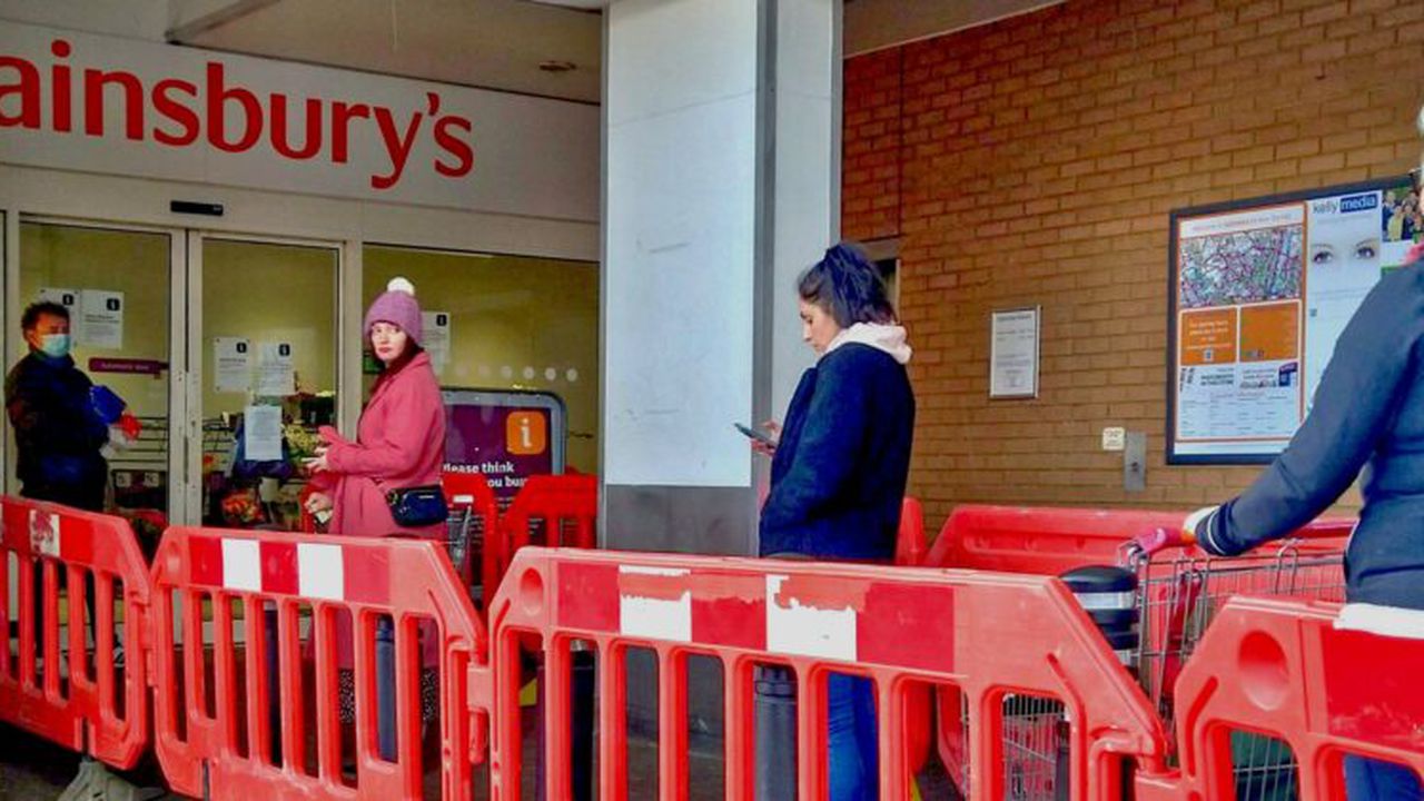 social_distancing_queueing_for_the_supermarket_j__sainsburys_north_london_coronavirus_covid_19_pandemic___30_march_2020_48712000