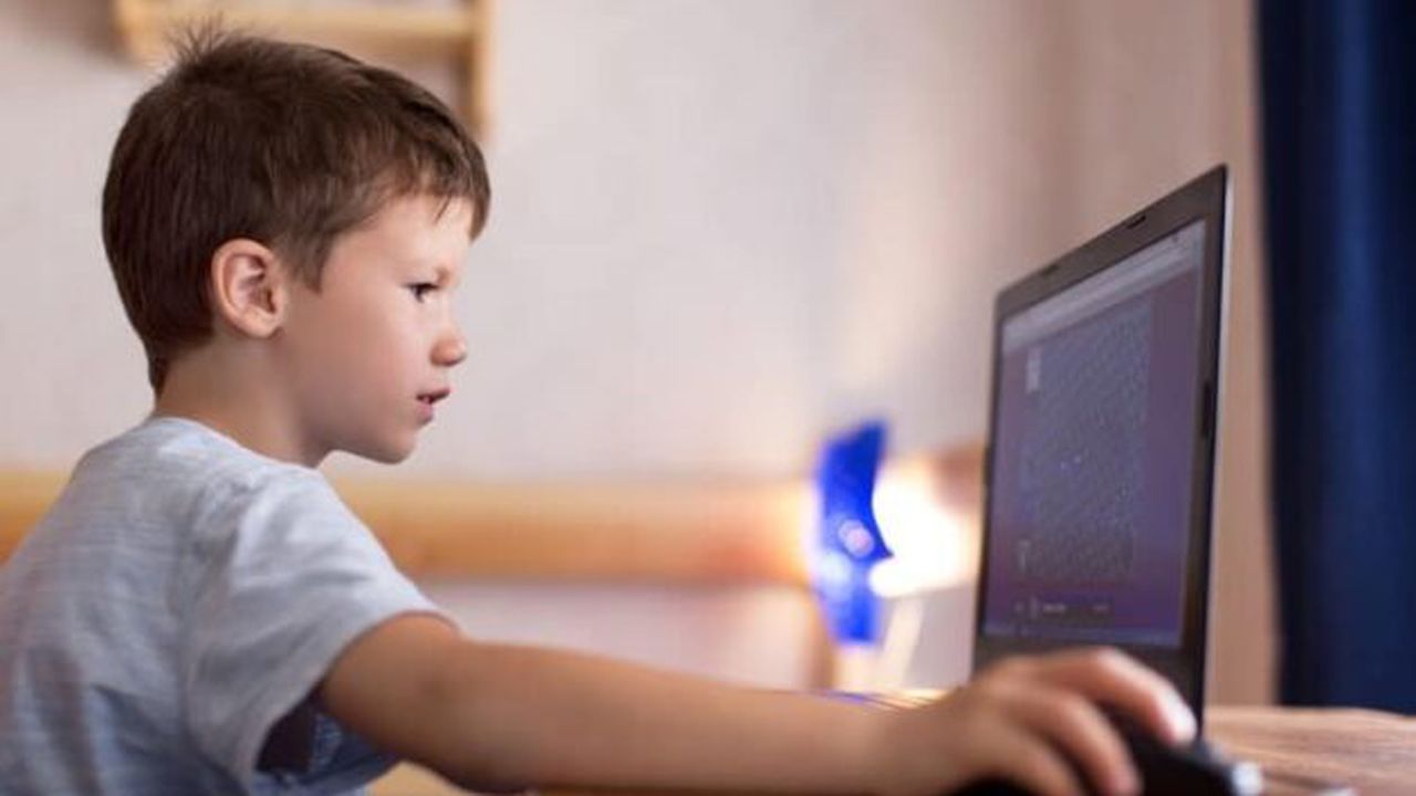 child_using_a_chromebook_41421000