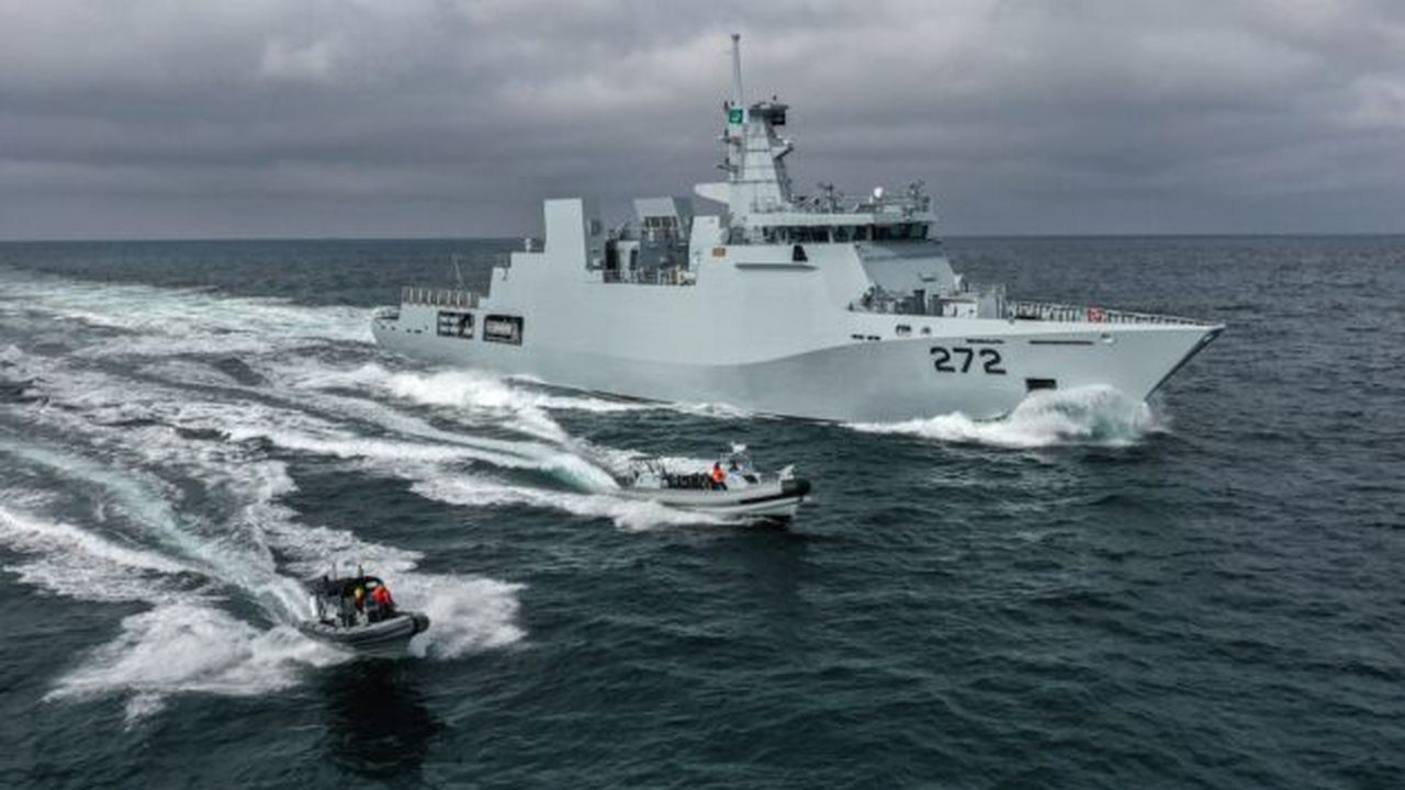 pns_tabuk_during_sea_trials_lr_43674800