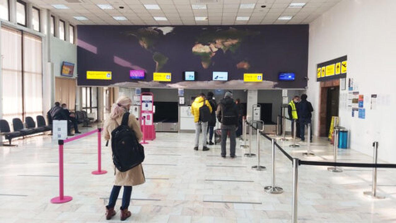Foto 1 - Sistemul VisionAir FIDS livrează informațiile necesare pasagerilor prin rețeaua de ecrane digitale din aeroport - Foto Aeroportul Internațional Satu Mare