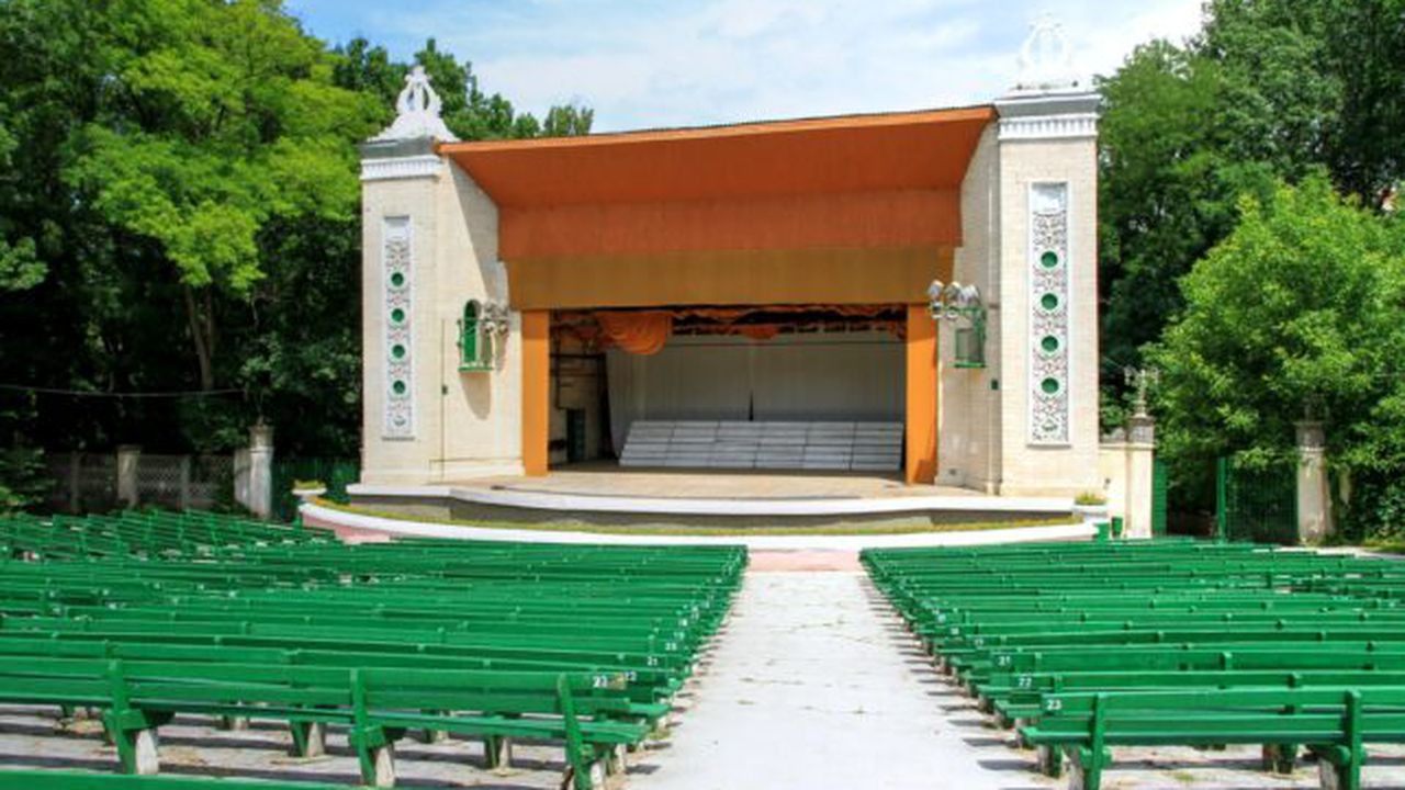 Teatrul_de_vara_in_parcul_Valea_morilor