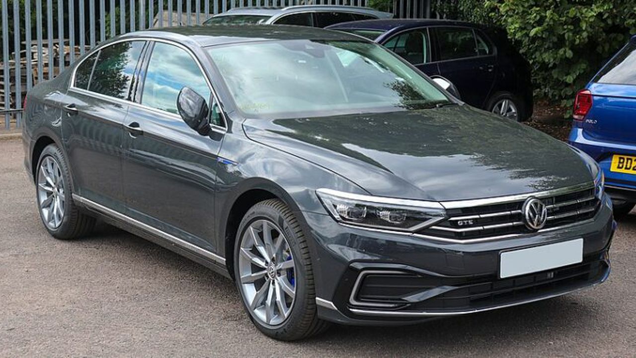 800px-2020_Volkswagen_Passat_GTE_facelift_1.4_Front