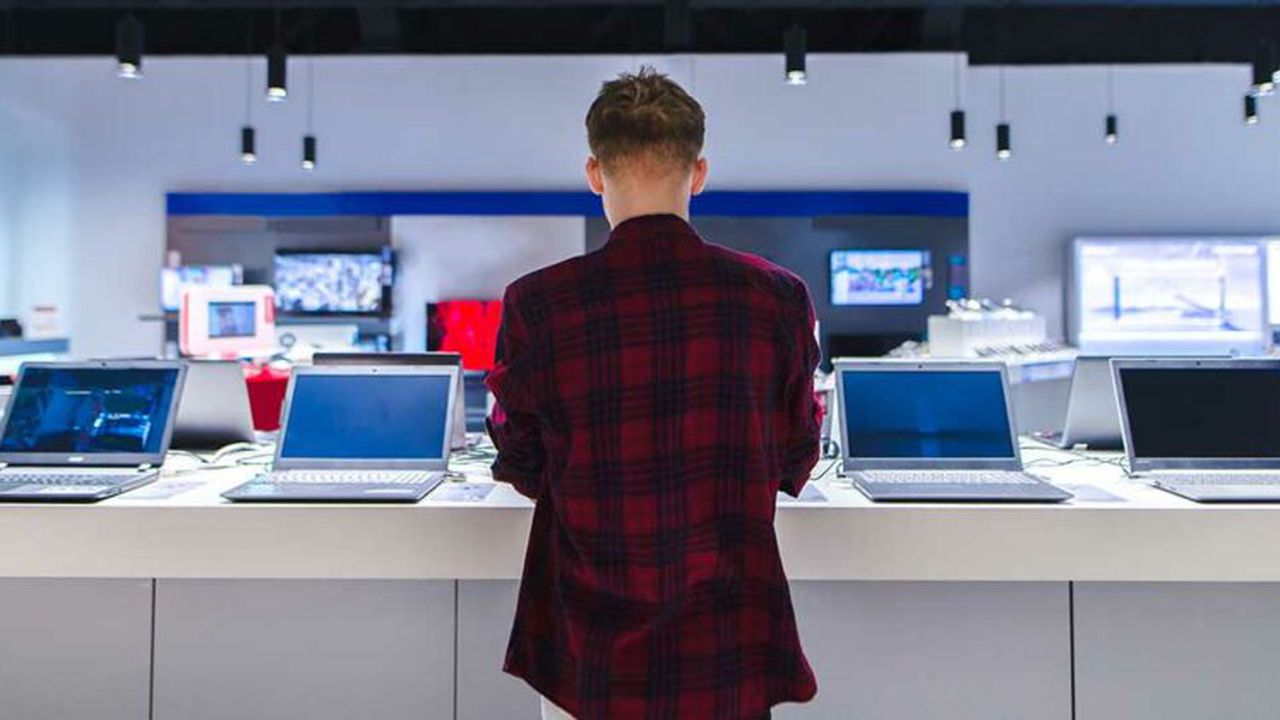 guy-in-computer-store_1024