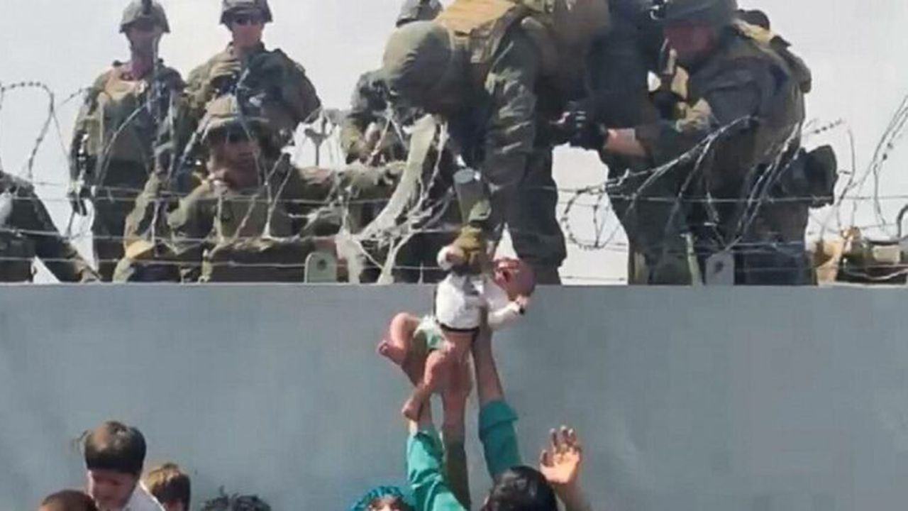 Copil aeroportul din Kabul