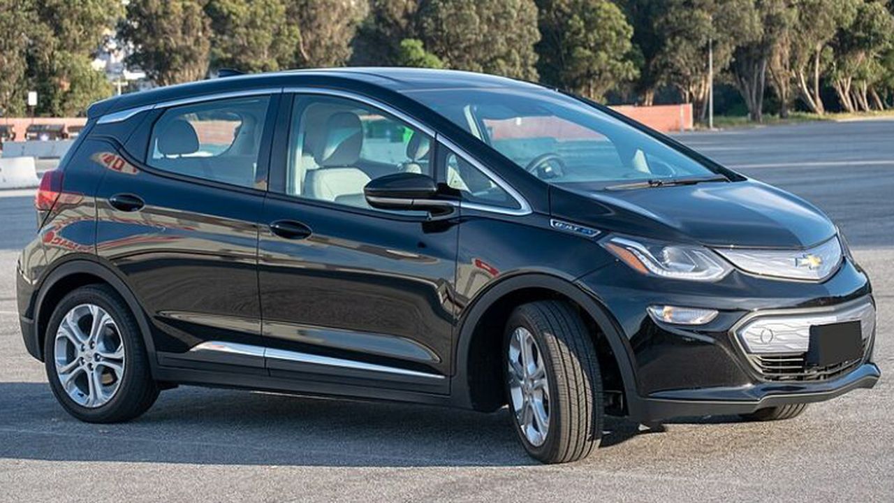 800px-2019_Chevrolet_Bolt_EV_-_April_2019_(2777)