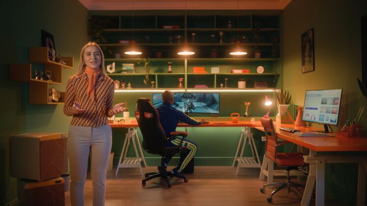 Charlotte Wicks, Smartphone Category Manager