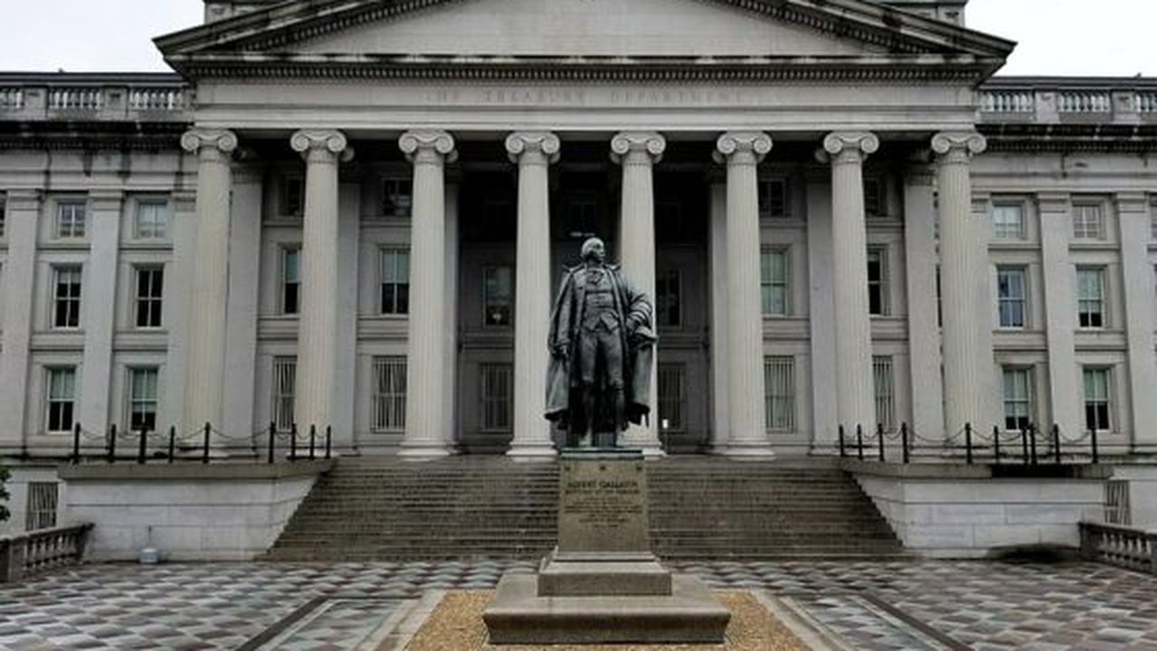 800px-U.S._Treasury_Building_and_Albert_Gallatin_Statue
