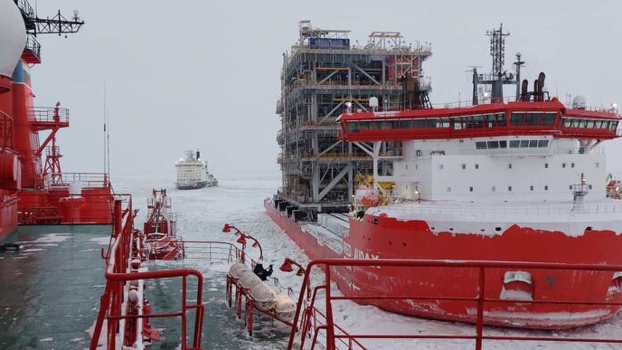 Novatek-receives-Arctic-LNG-2-module-via-NSR-at-Murmansk-yard
