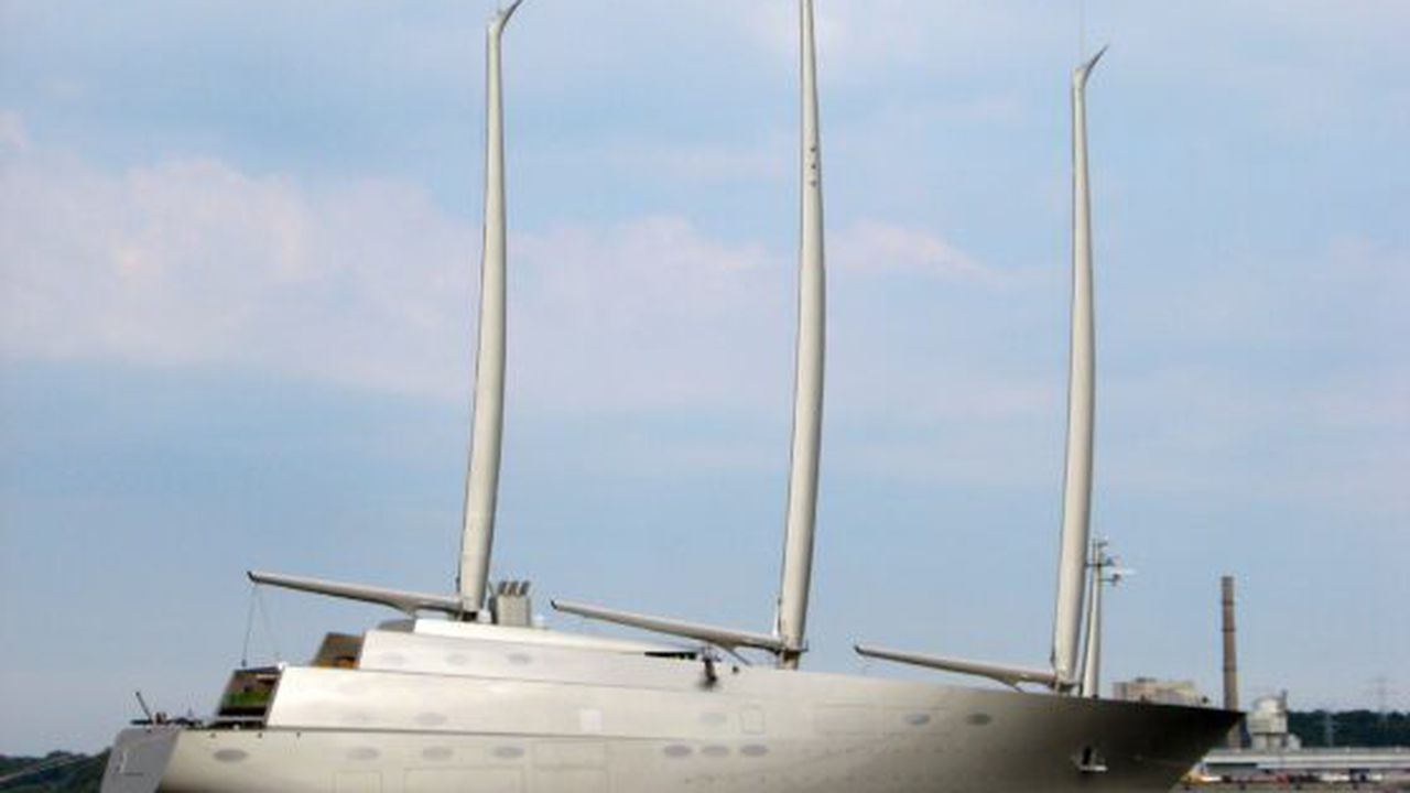 Sailing_Yacht_A,_starboard