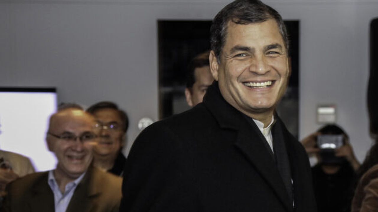 Rafael_Correa_in_Paris,_Le_Bourget_Airport_03