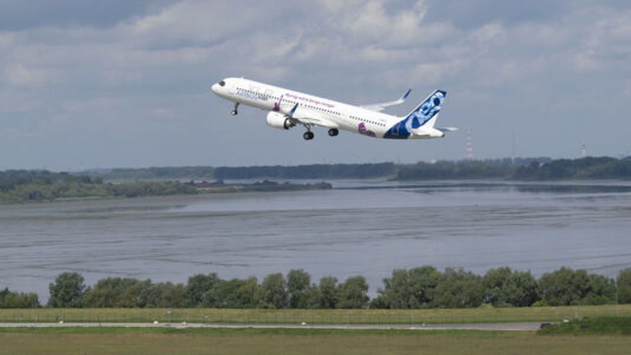 AC-1446-02-A321XLR-First-flight-take-off