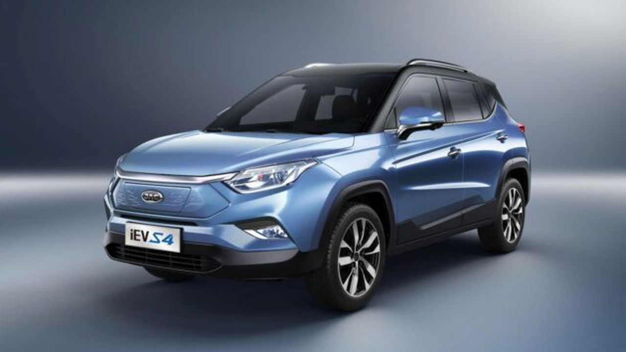 JAC iEVS4 Moskvich Renault