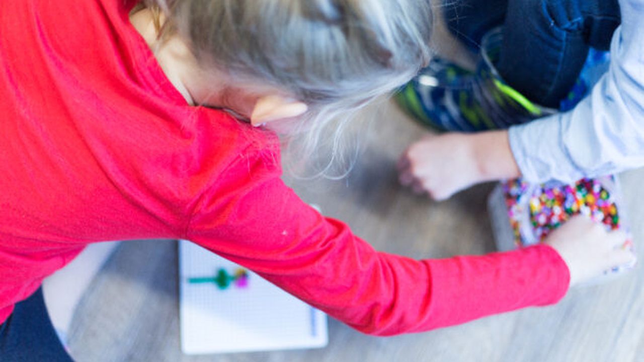 children-playing_G02Q6IVO8J