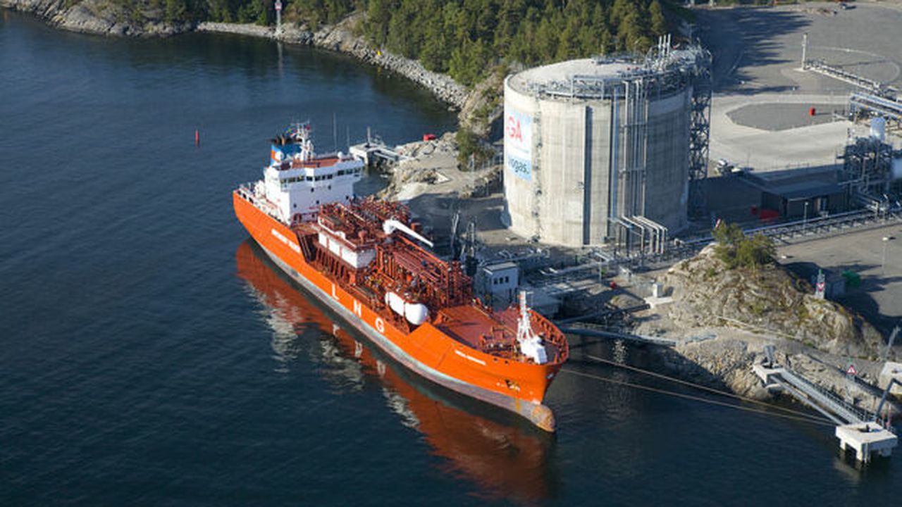 800px-AGAs_LNG-terminal