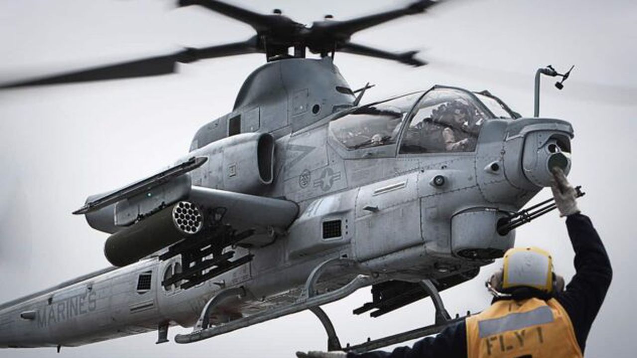 AH-1Z-Viper-SuperCobra-landing