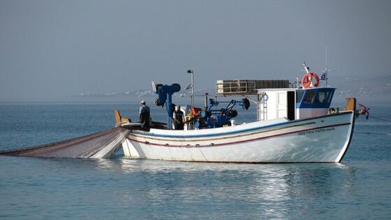Fishing_boat_off_the_coast_of_Naxos