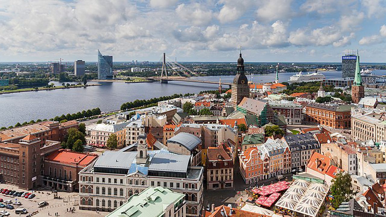 Vistas_desde_la_iglesia_de_San_Pedro,_Riga,_Letonia,_2012-08-07,_DD_04
