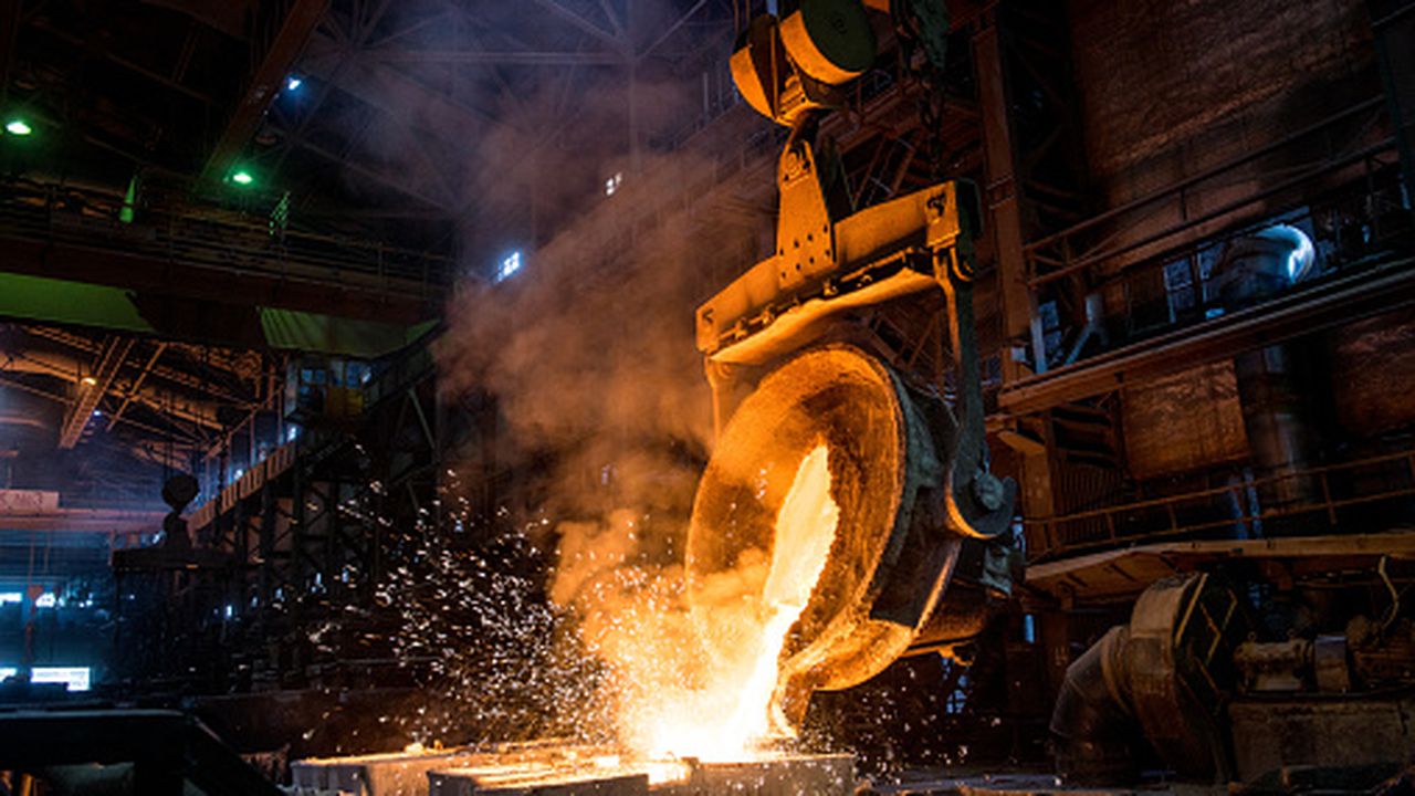 Tank pours liquid metal in the molds
