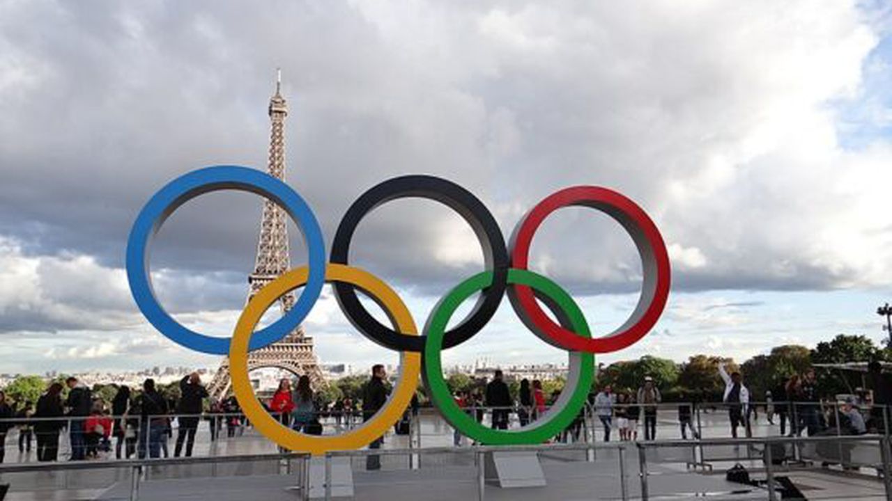 800px-Olympic_rings_in_the_Place_du_Trocadéro_in_Paris
