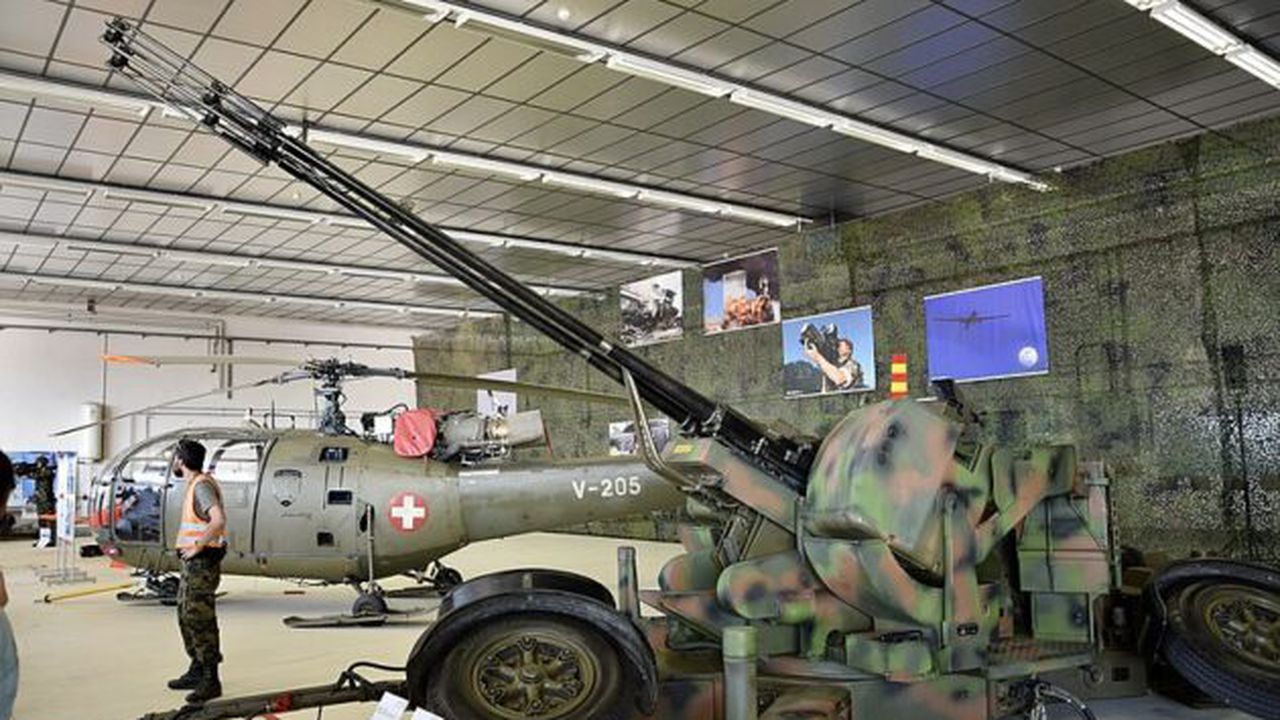 Oerlikon_35_mm_twin_cannon_at_Payerne_airbase,_Switzerland_(Ank_Kumar)_03