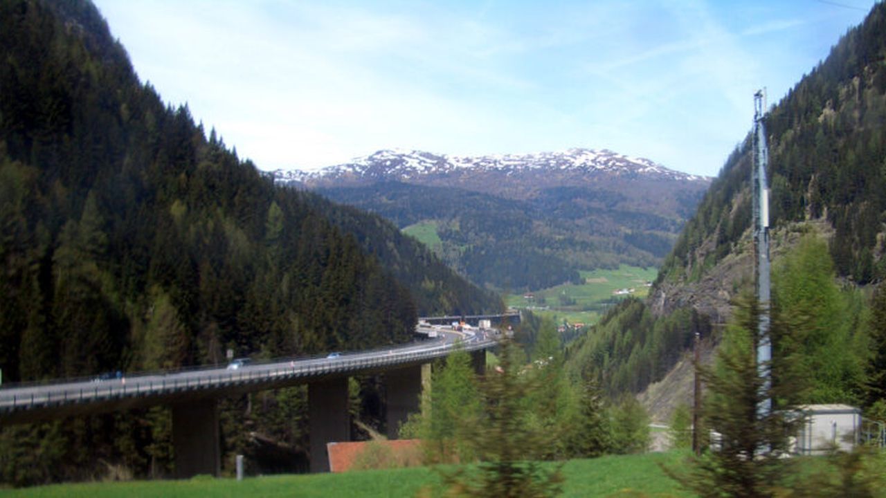 Brenner-Pass-highway-0819-cropped