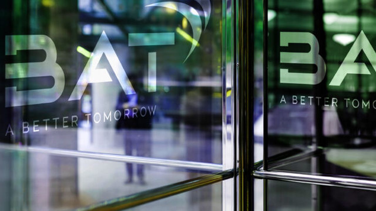 Background,Business,Theme,,Revolving,Doors,Entrance,To,Office,Building