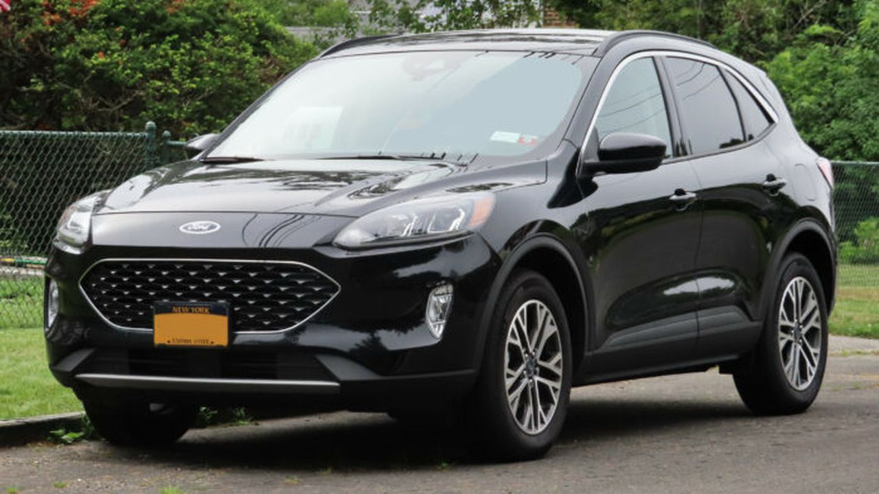 2020_Ford_Escape_SEL,_front_7.11.20