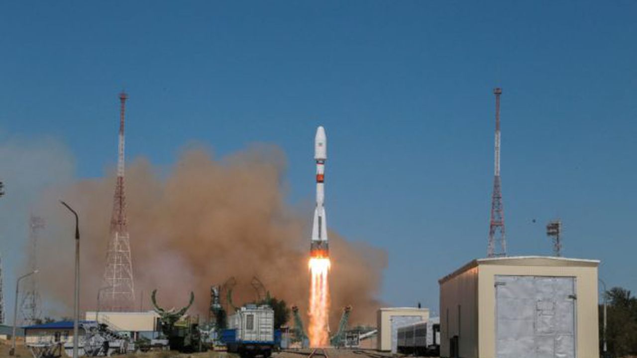 A Soyuz-2.1b rocket booster with the Iranian satellite "Khayyam" blasts off from the launchpad at the Baikonur Cosmodrome