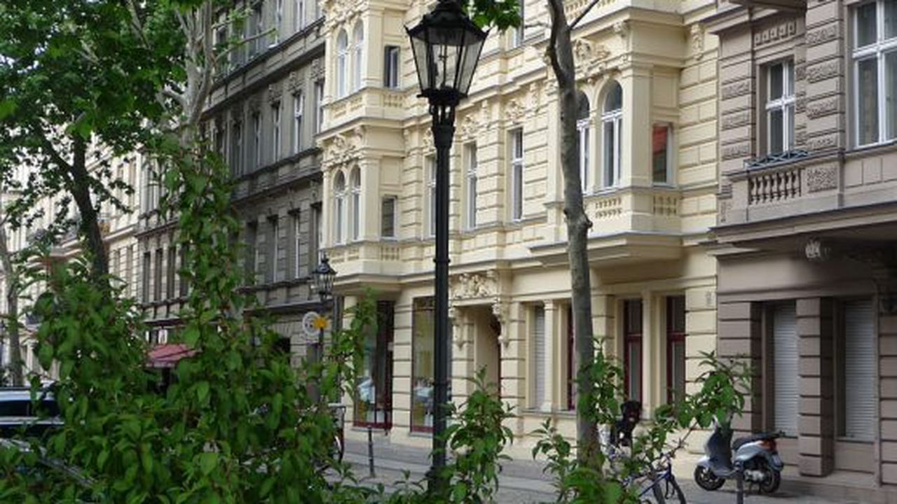 berlin-charlottenburg-palace-capital-gas-lantern-residence-road