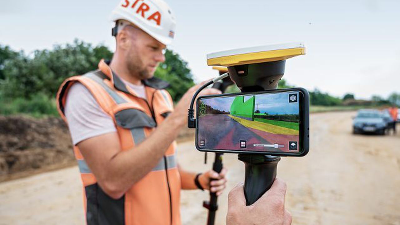 Brandys_Mitarbeiter_Baustelle_Smartphone_AR_Anwendung_GPS_Antenne_STRABAG_019_2x1_sRGB_r12