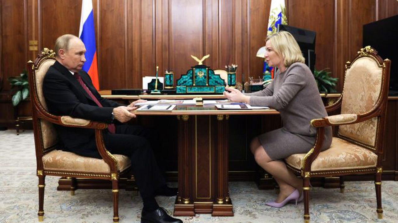 Putin-Lyubimova_meeting_(2022-10-03)_02