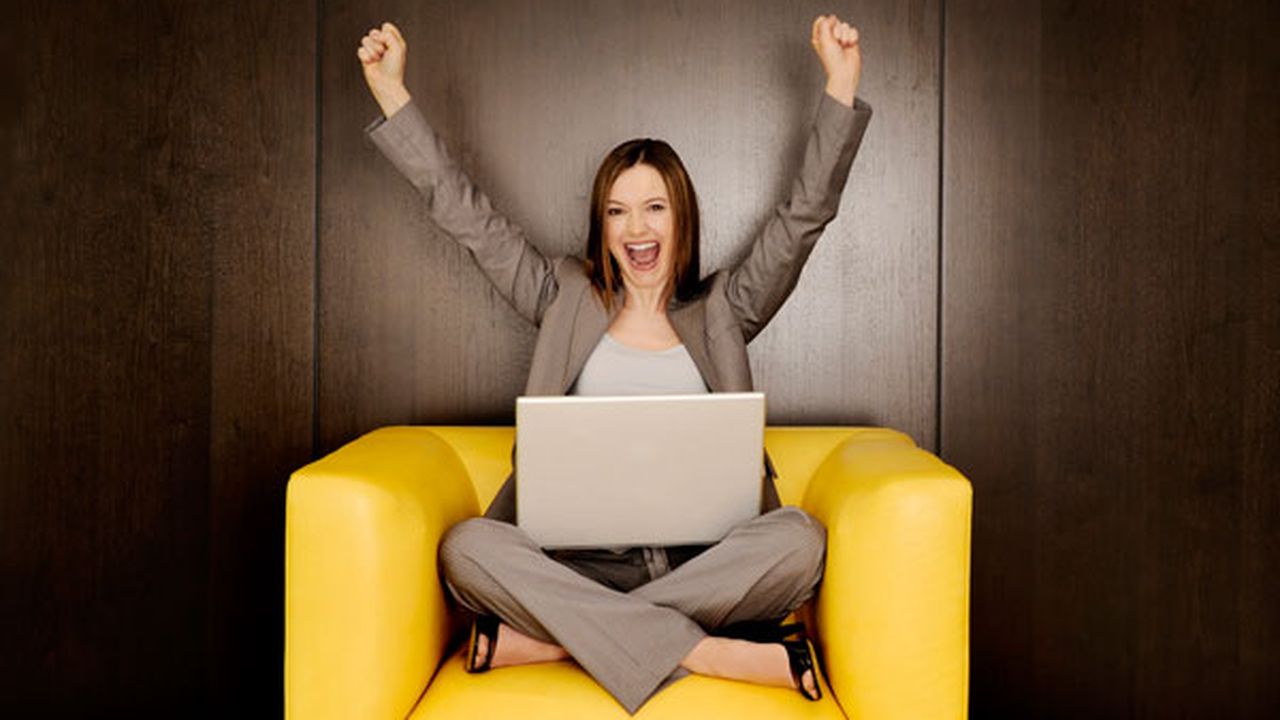 femeie laptop fericire