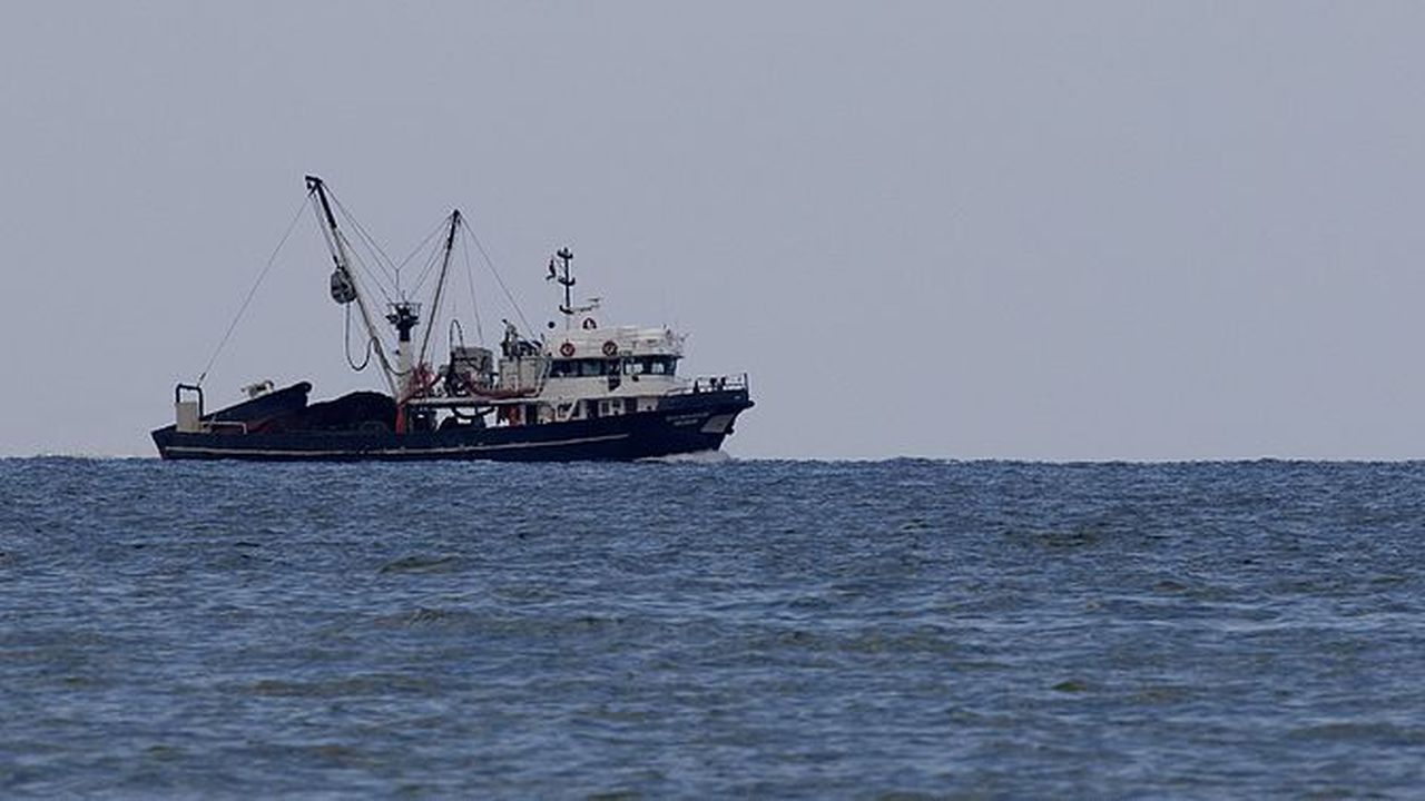 Fishing_boat_at_Black_Sea,_Espiye_01-1