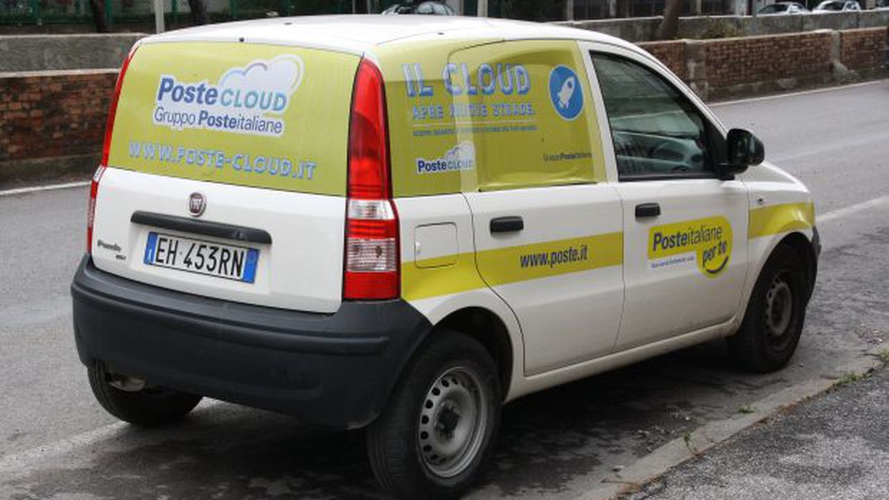 Poste_Italiane_Fiat_Panda_EH_453_RN_02