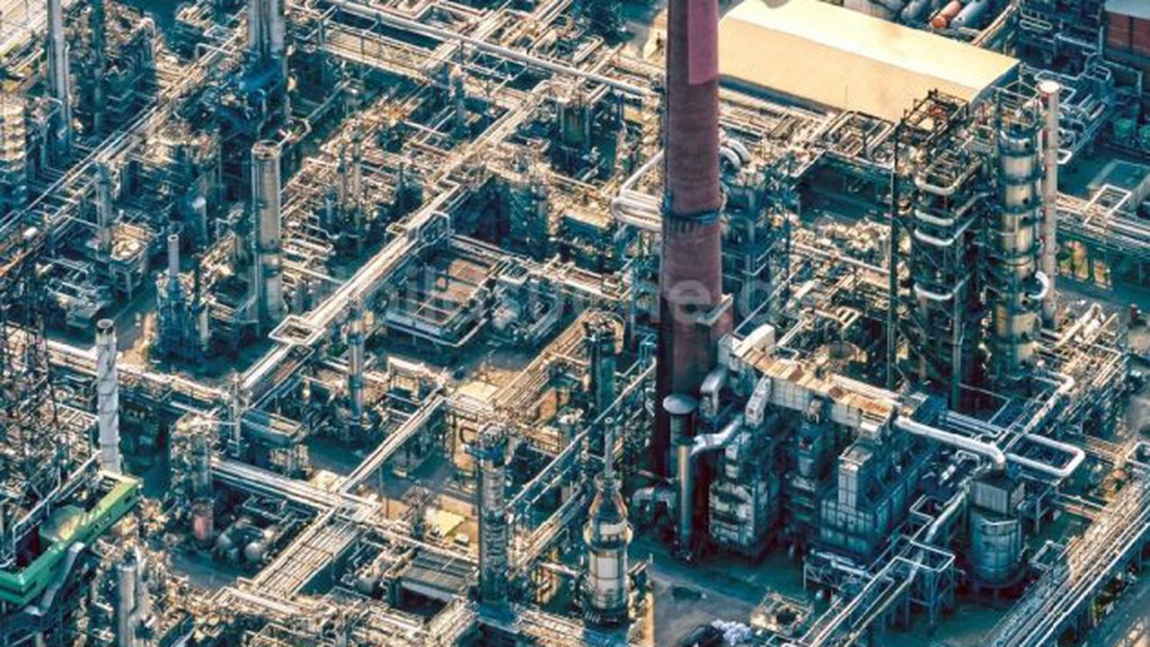 Raffinerie- Werksgelände des Mineralölproduzenten Mineralölraffinerie Oberrhein in Karlsruhe im Bundesland Baden-Württemberg, Deutschland