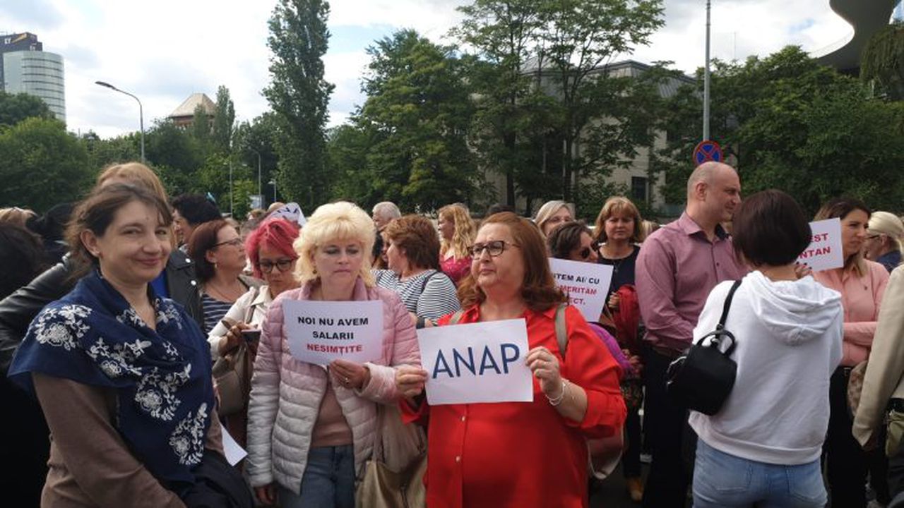 Protest al angajaților din Guvern