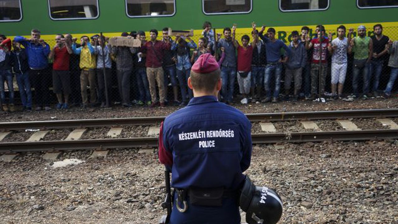 Syrian_refugees_strike_at_the_platform_of_Budapest_Keleti_railway_station._Refugee_crisis._Budapest,_Hungary,_Central_Europe,_4_September_2015._(3)