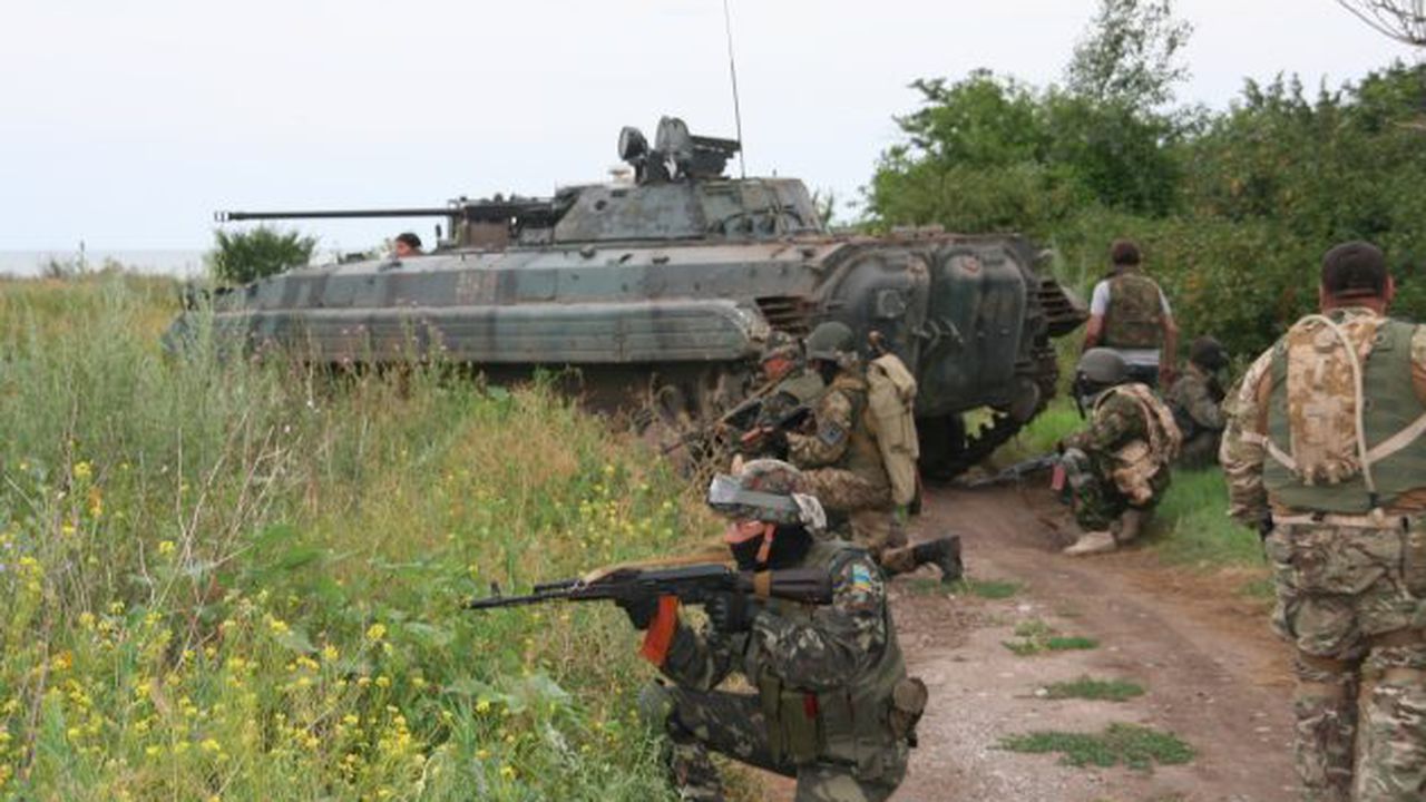 Soldiers_from_the_Azov_Battalion_move_into_position