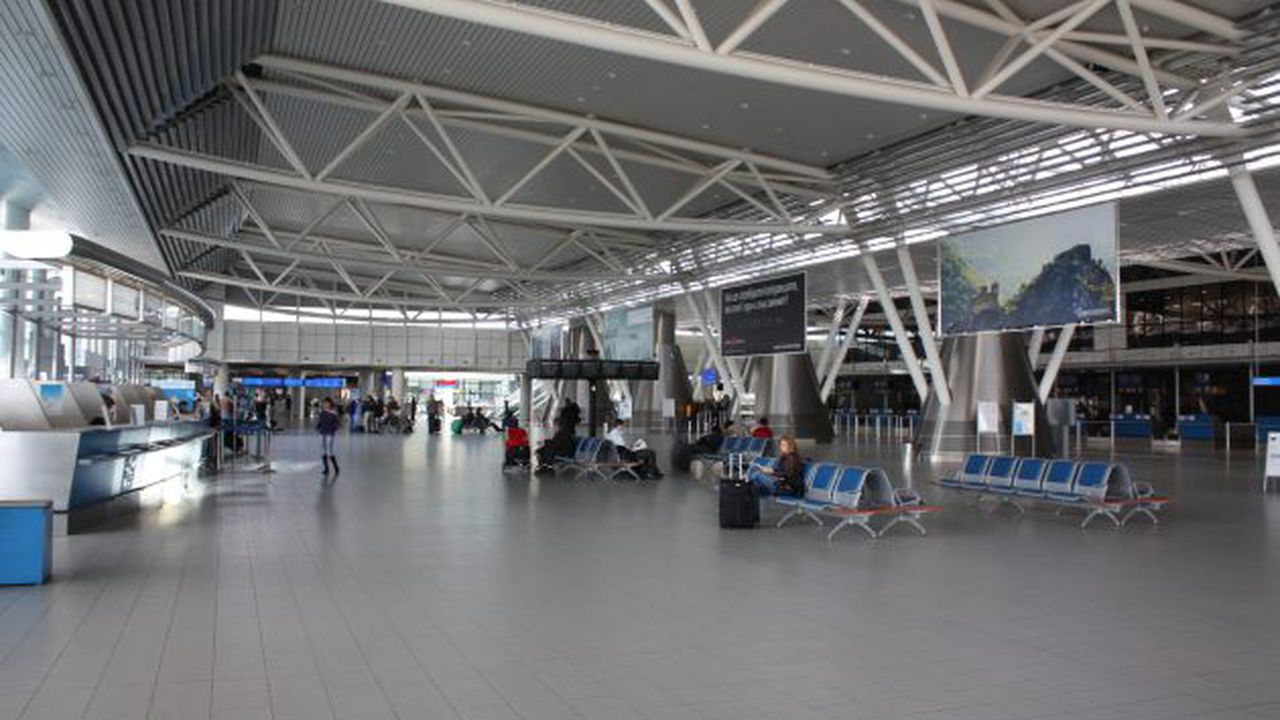 Inside_Sofia_Airport_20090409_020