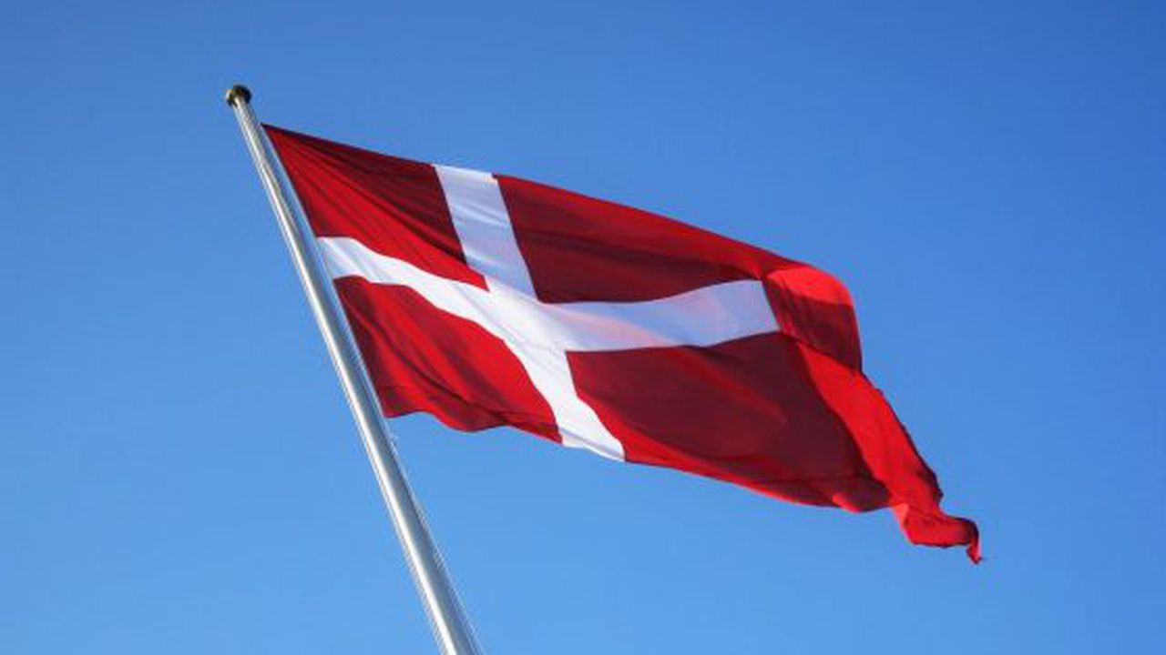 danish_flag_denmark_danish_flag_national_flag_blue_sky_geflaggt-633906