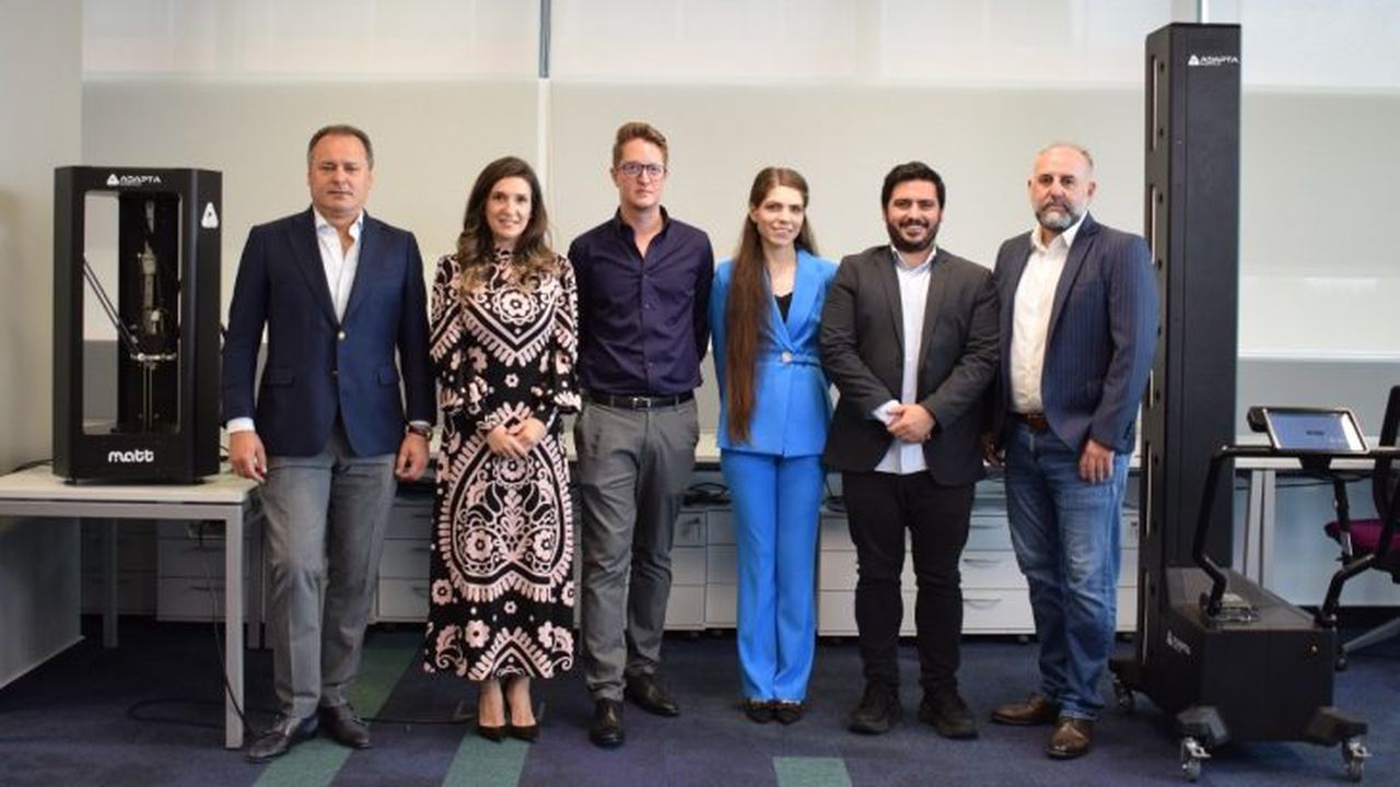 Poza signing Adapta Robotics_CR&Adapta Team