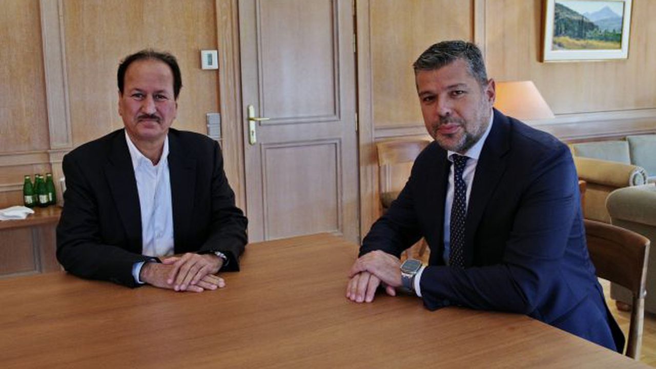 Hussain Sajwani, fondator, DAMAC Group (stanga), si Georgios Stassis, presedinte si CEO PPC Group (dreapta)