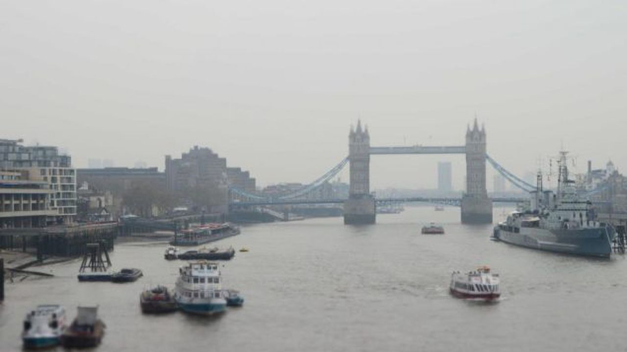 tower-bridge-in-london-in-rain-