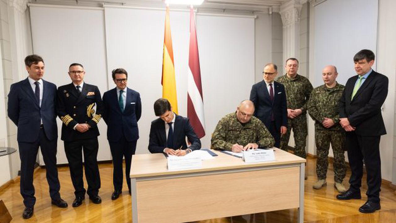 Līguma parakstīšana par ASCOD kājnieku kaujas mašīnu iegādi