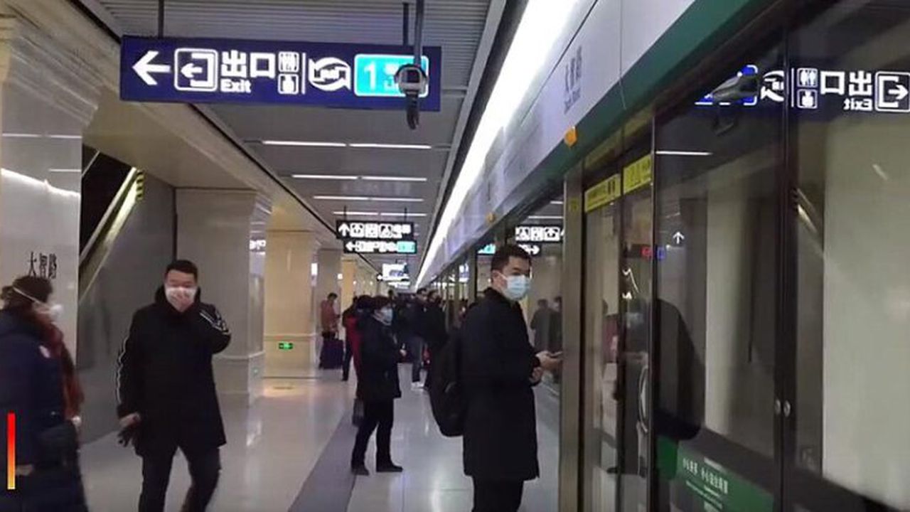Last_train_of_Wuhan_metro_before_authorities_lock_down_the_city_for_the_Wuhan_coronavirus_outbreak