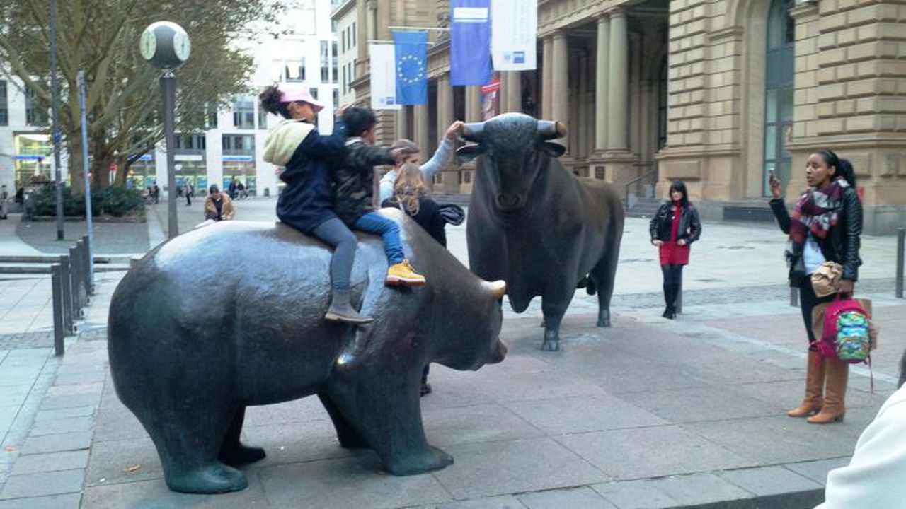 Bull_an_Bear_in_Frankfurt_stock_exchange