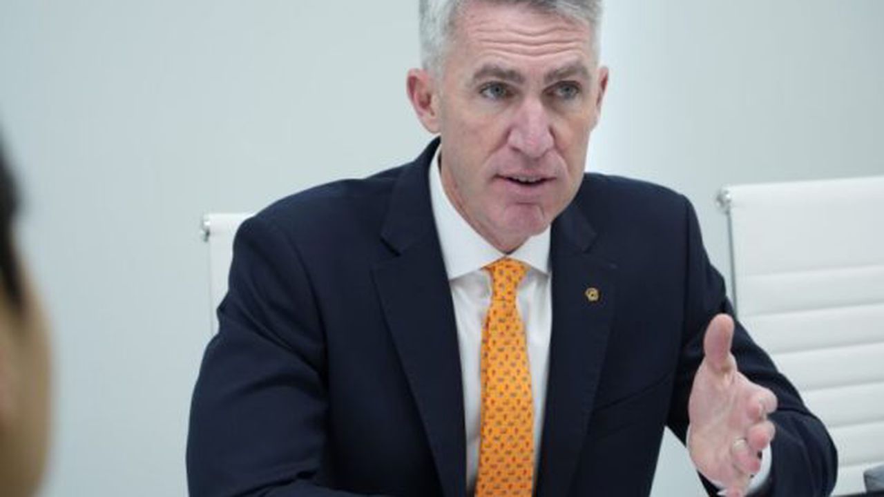 Michael-Coulter-at-IDEX-2025-Hanwha-Aerospace-768x577