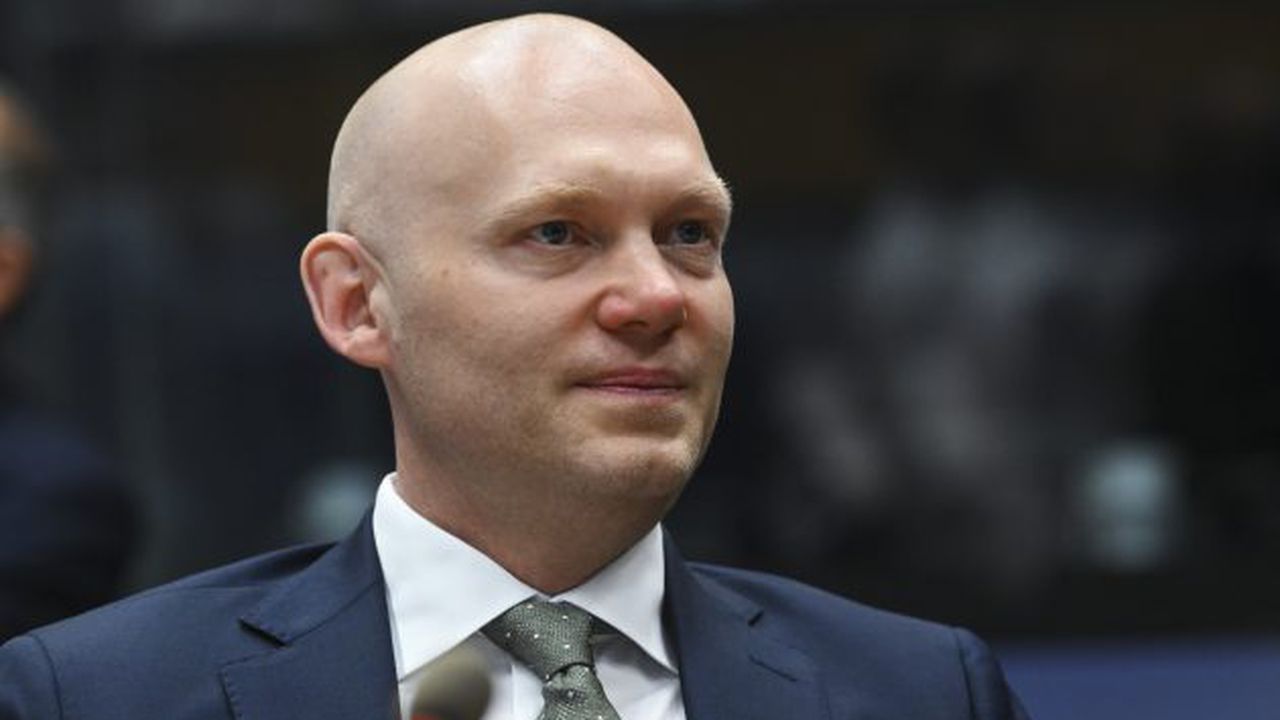 Niklas_WYKMAN_Minister_for_Financial_Markets,_Sweden